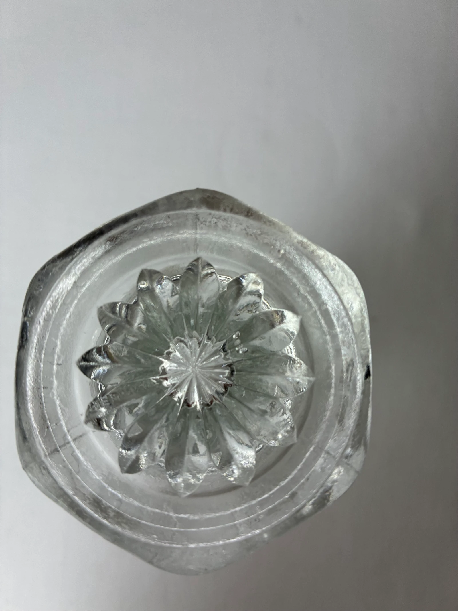 Elegante vaso de flores de vidro vintage com borda ondulada – photo 4